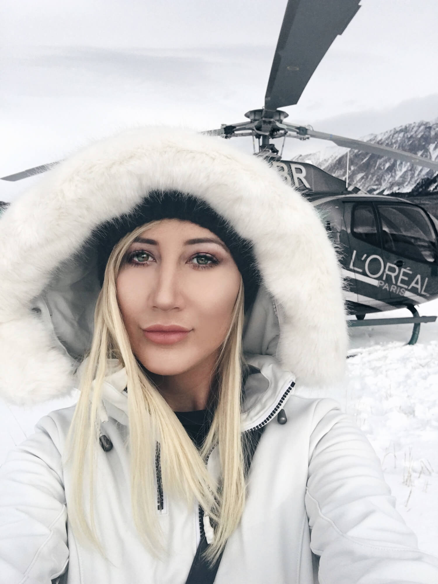 Snow Bunny Makeup Ideas, Cute Ski Makeup, Aspen Ski Outfit, Carly Cristman wearing Sweaty Betty Backcountry Ski All-In-One Snow Suit in Aspen